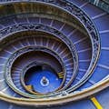 Foto de uma das escadarias mais famosas da Cidade do Vaticano.