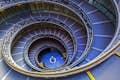 Foto de una de las escaleras más famosas de la Ciudad del Vaticano.