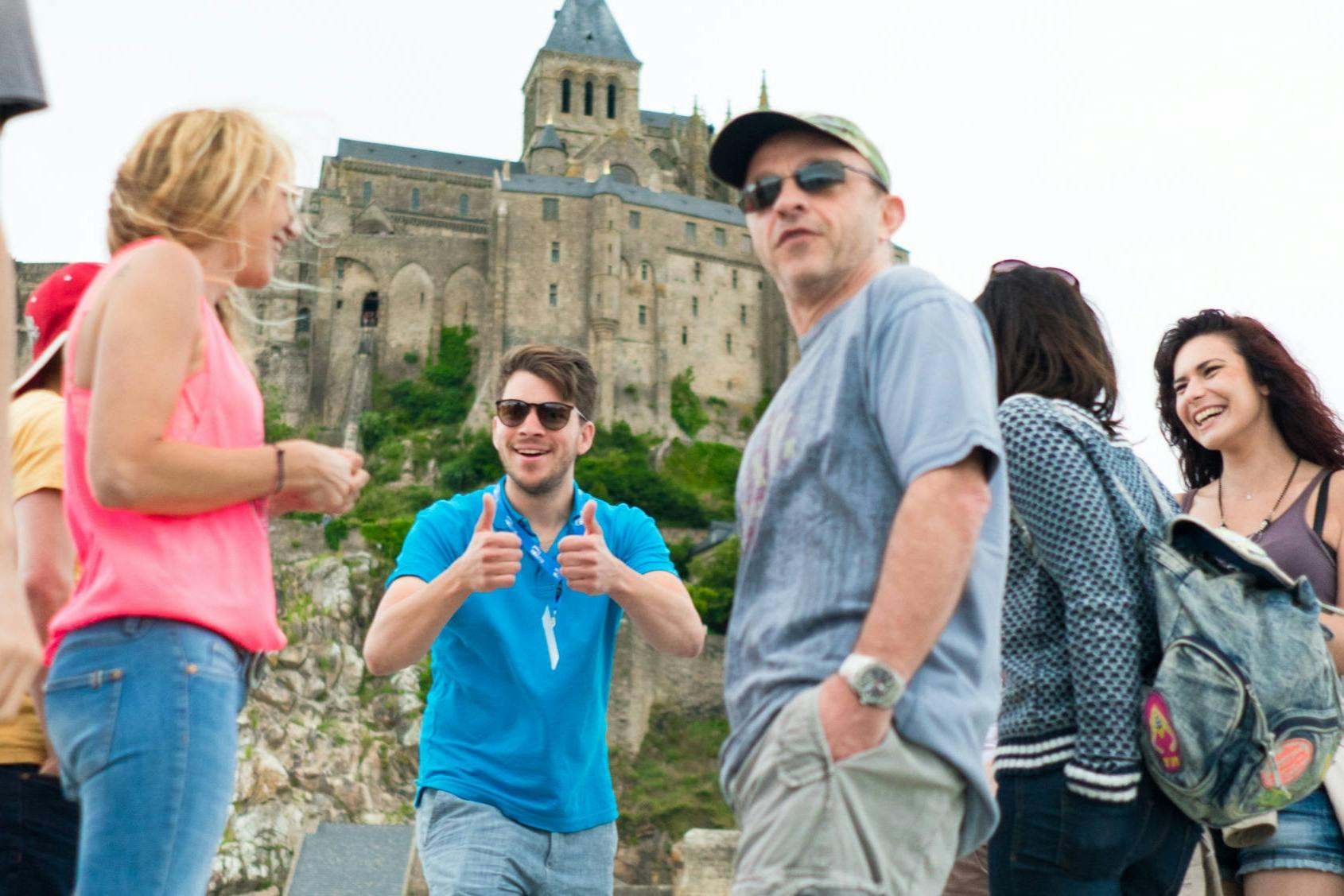 가이드와 몽생미셸 앞의 일행