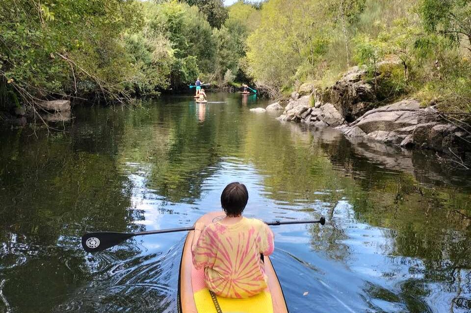 게레스에서 패들보드 타기