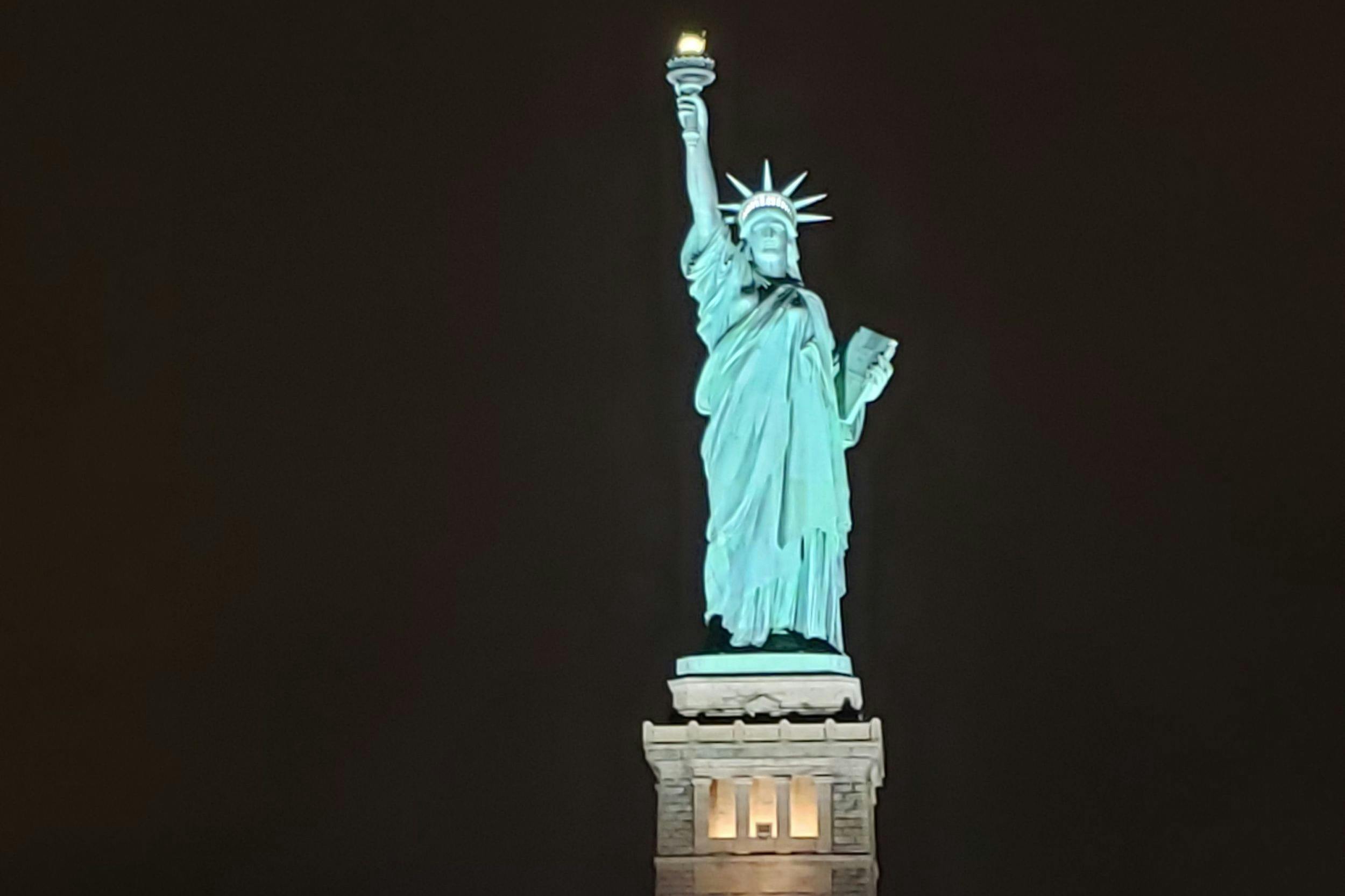 夜にライトアップされた自由の女神