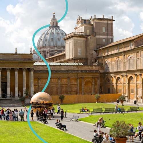 Persone che passeggiano in un cortile con prati verdi, panchine e una grande scultura in bronzo, con edifici storici e cupola sullo sfondo.