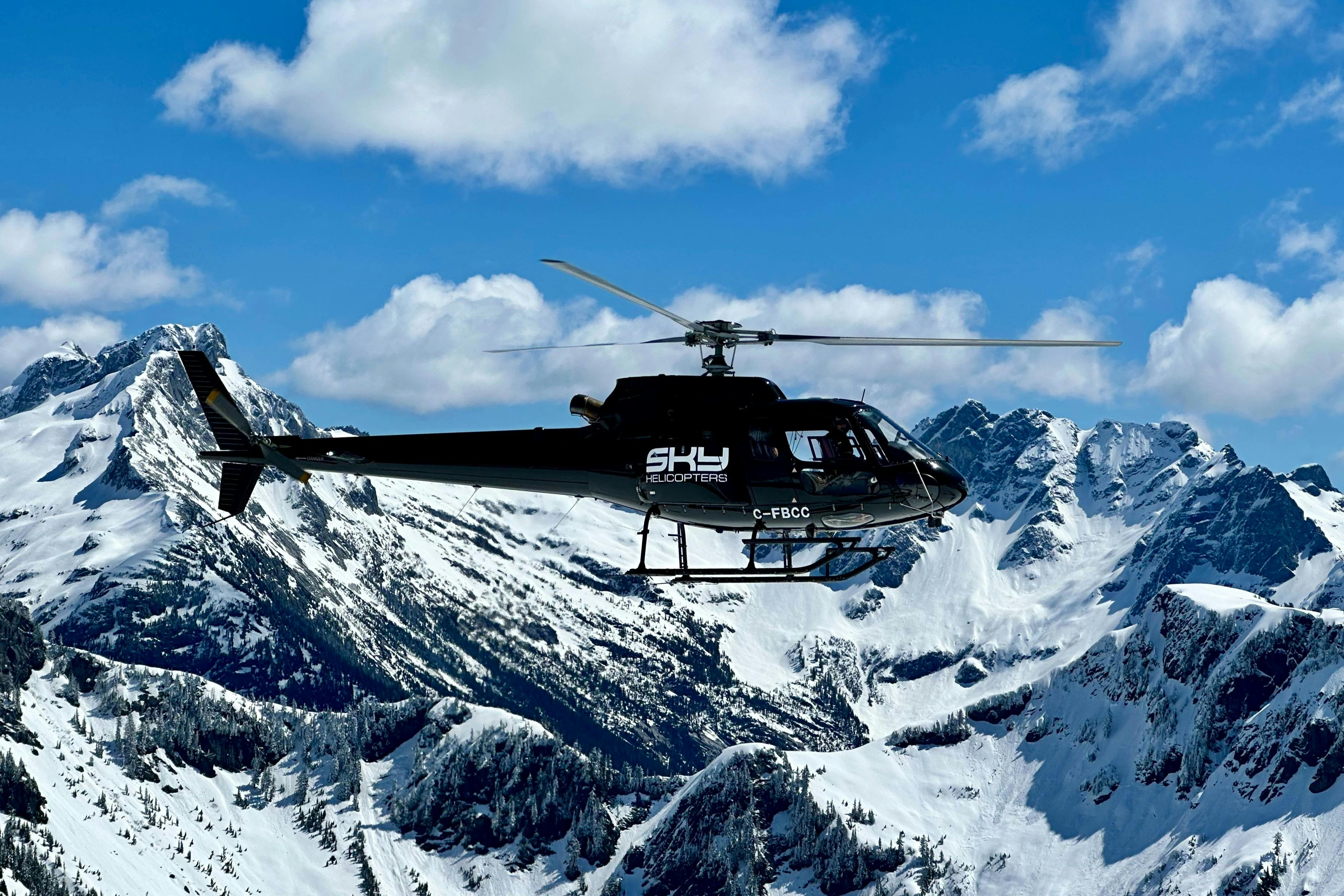 BC주의 외딴 황야에서 봄철에 우뚝 솟은 산봉우리. 인구: 0