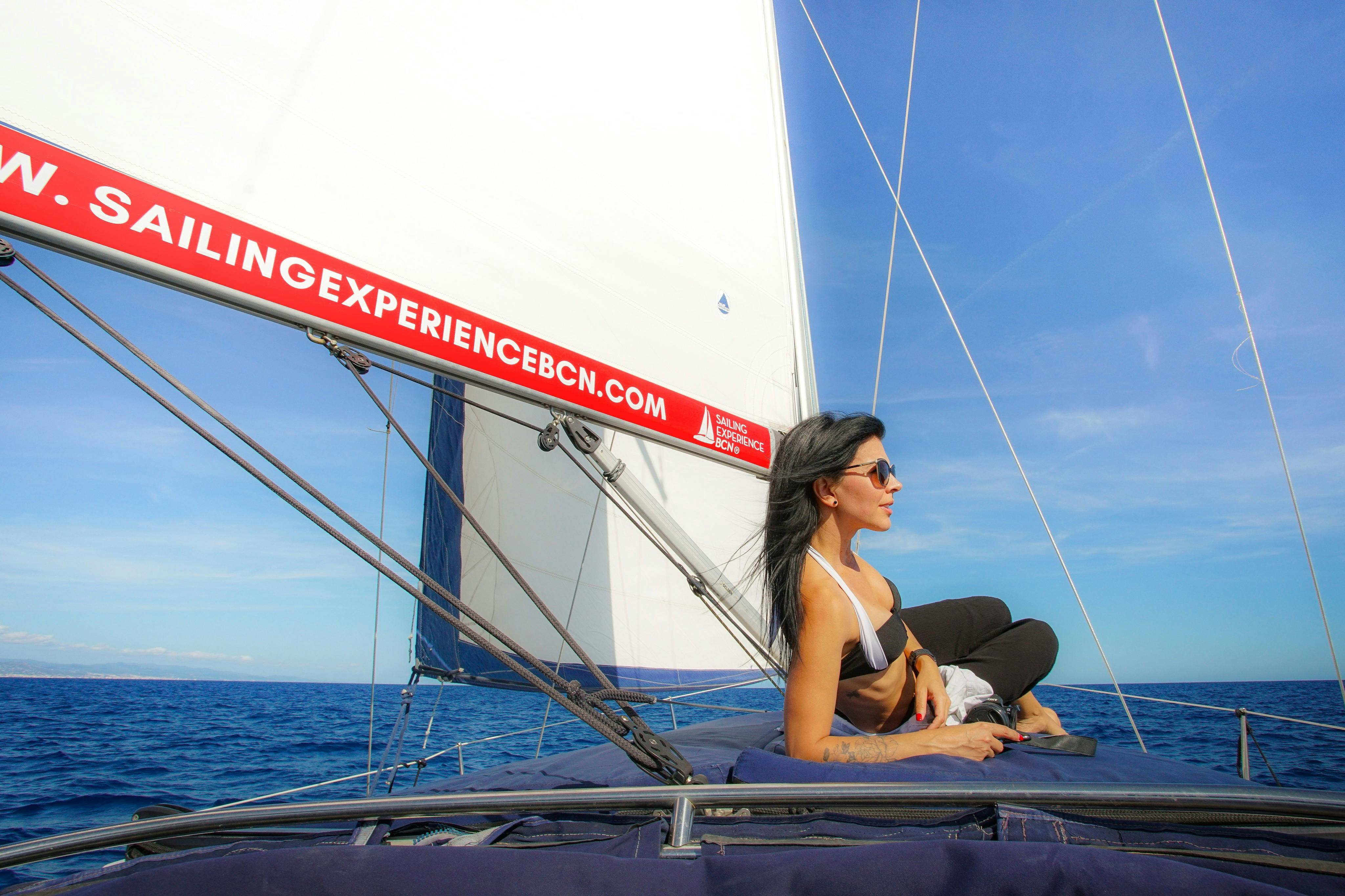 Eine Person entspannt sich auf einem Segelboot