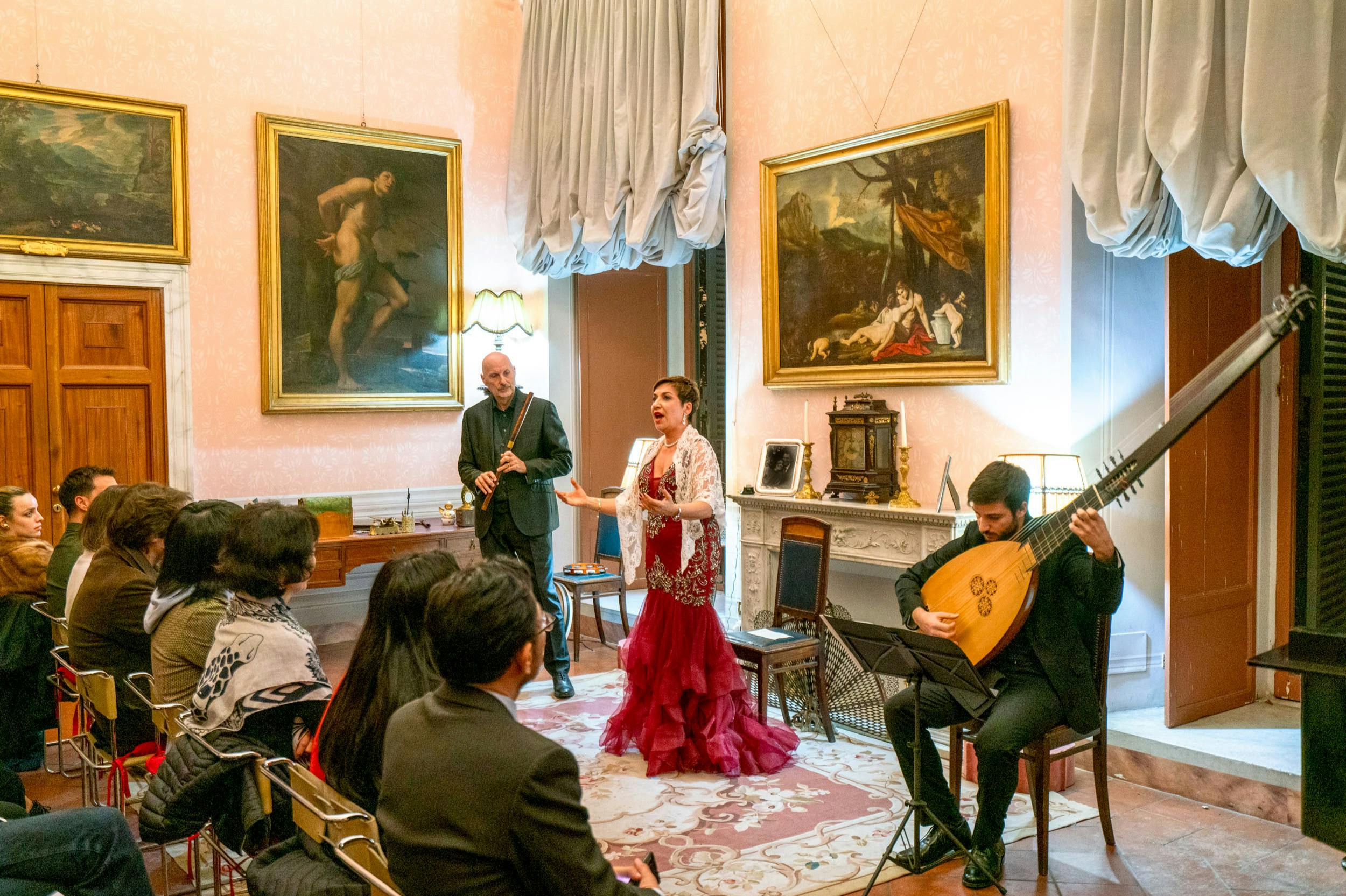 Η ξενάγηση και η συναυλία είναι οικεία και αποκλειστικά, αποκλειστικά για εσάς και μια μικρή ομάδα επισκεπτών.