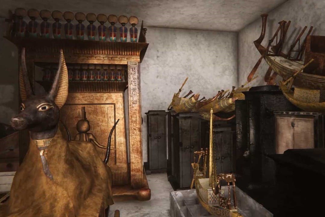Et rum fyldt med antikke egyptiske artefakter, herunder en gylden helligdom, skabe og modelbåde.
