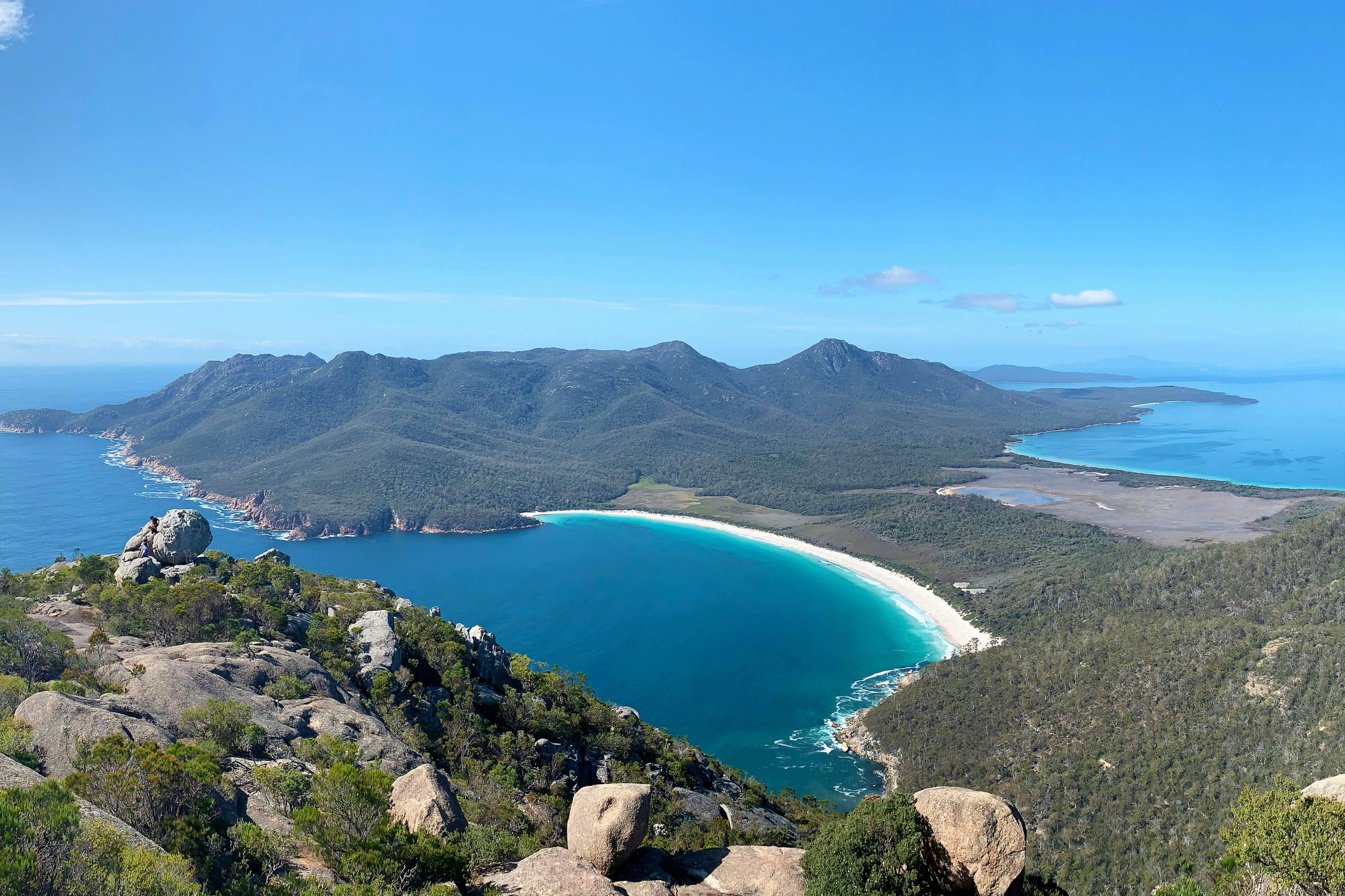 ワイングラス・ベイ・ビーチとハザード・ビーチを背景に、フレシネ半島の広大な景色を楽しもう