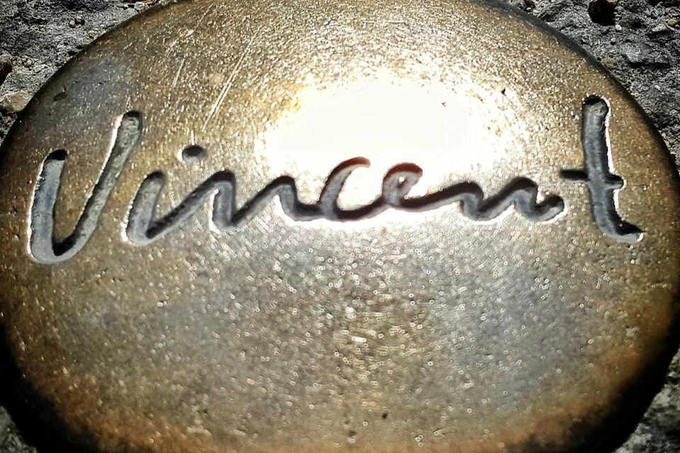Plaque on the ground with "Vincent" engraved