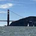 Navegando junto al puente Golden Gate en la bahía de San Francisco