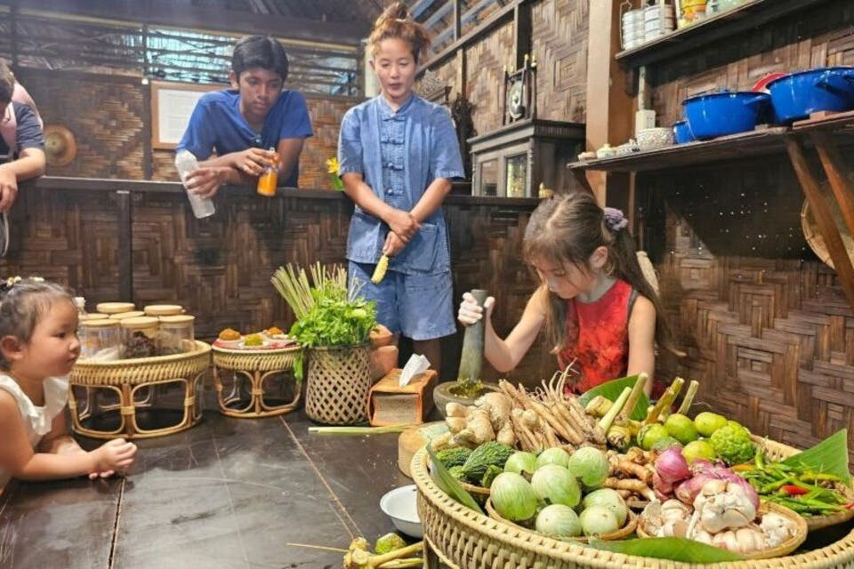 Συμμετάσχετε στη δημιουργία πάστας κάρυ με φρέσκα υλικά από το αγρόκτημα.