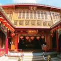 这座寺庙是该市最大和最重要的中国寺庙，是按照中国古典建筑风格建造的。