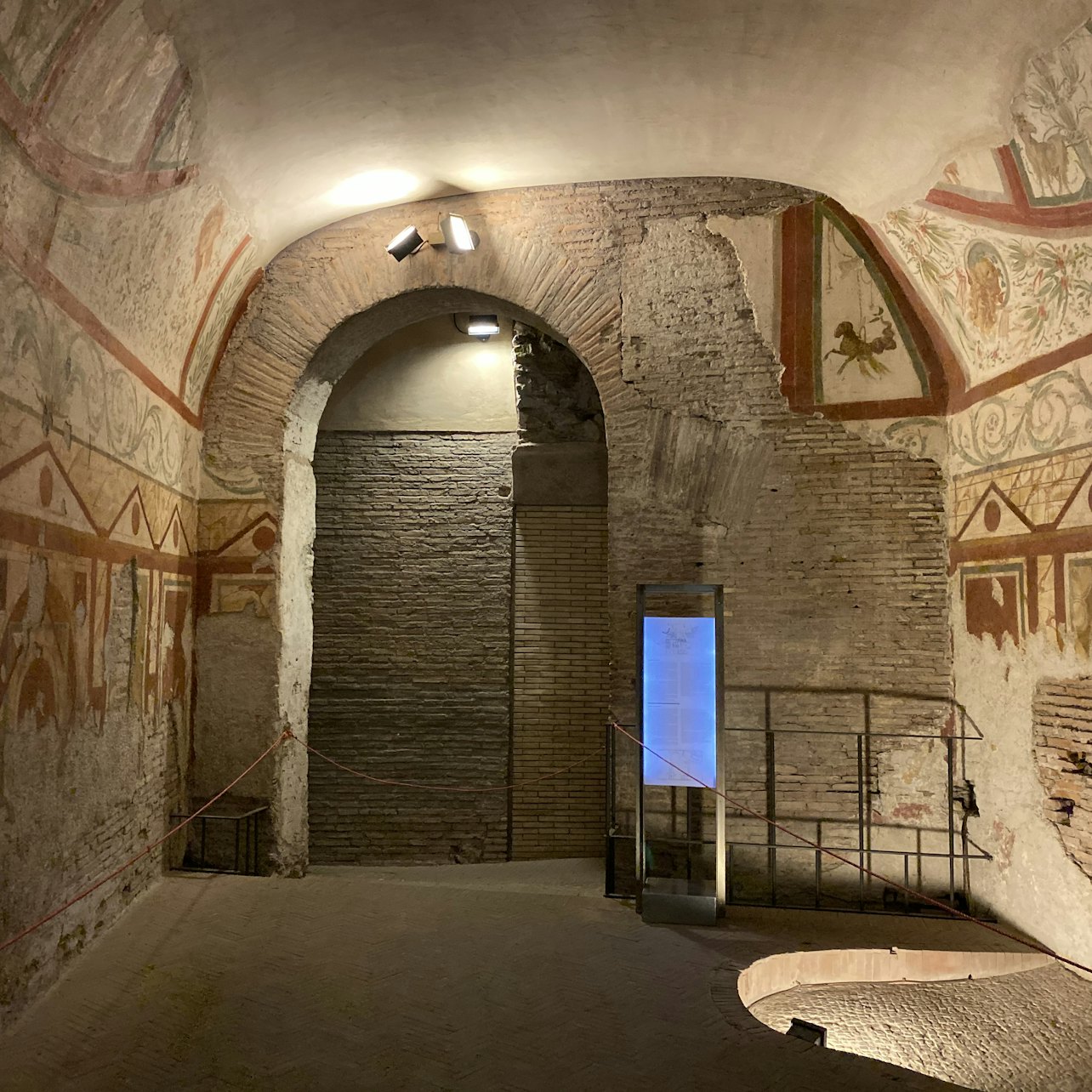 Entrada a Case Romane del Celio con la postal digital Pemcards - Alojamientos en Roma