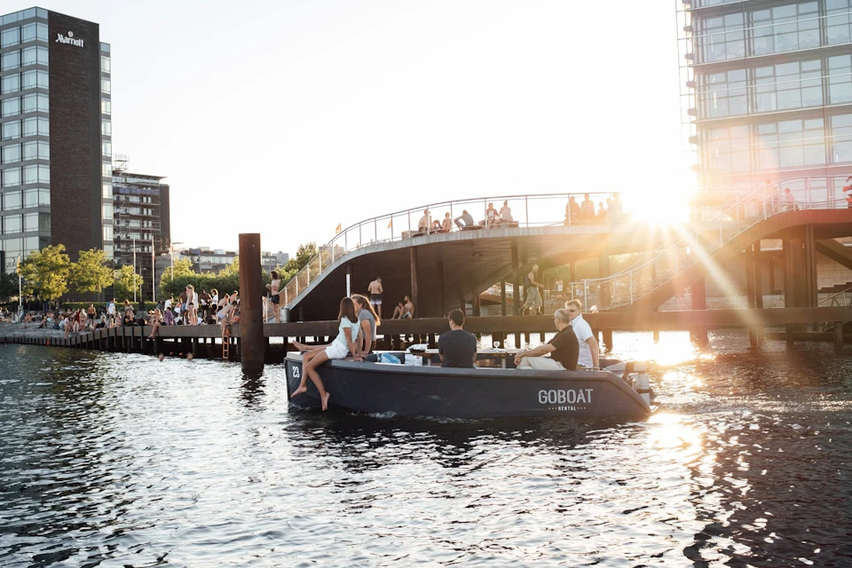 Friends enjoying a sunset on a GoBoat in Copenhagen