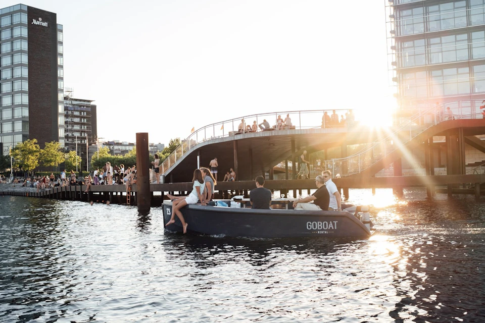Friends enjoying a sunset on a GoBoat in Copenhagen