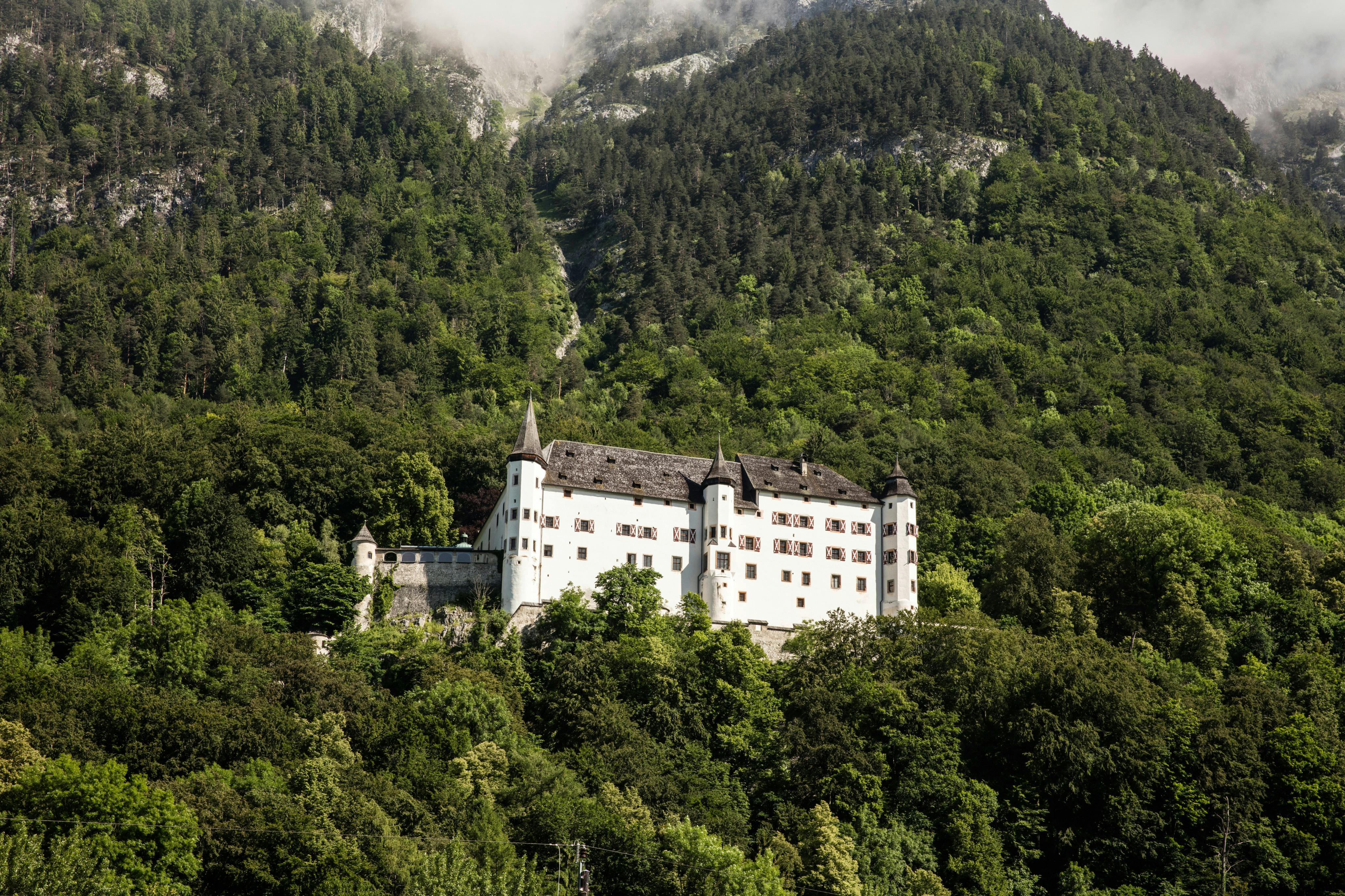 Il castello di Tratzberg in Tirolo si trova nel bel mezzo di una foresta da favola!