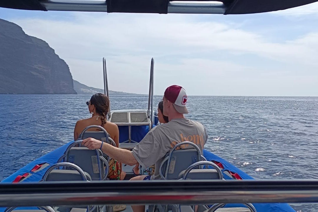 Χρήστες που απολαμβάνουν το σκάφος