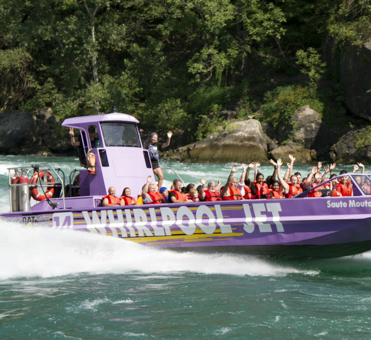 Whirlpool Jet Boat Tours en Niagara Falls - Alojamientos en Cataratas del Niágara