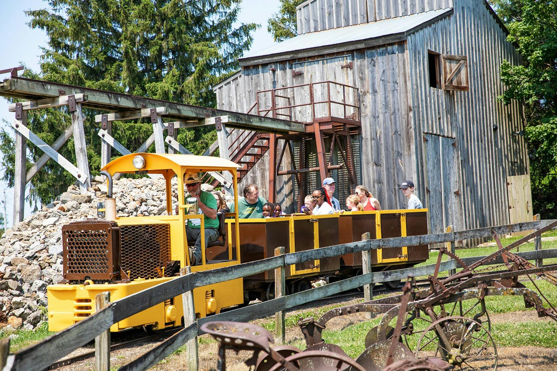 Zugfahrt rund um das Museumsgelände. Das Headframe-Gebäude im Hintergrund ist ebenfalls Teil der Tour.