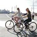 Dues dones muntant les nostres bicicletes Cannondale