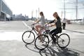 Duas mulheres andando em nossas bicicletas Cannondale