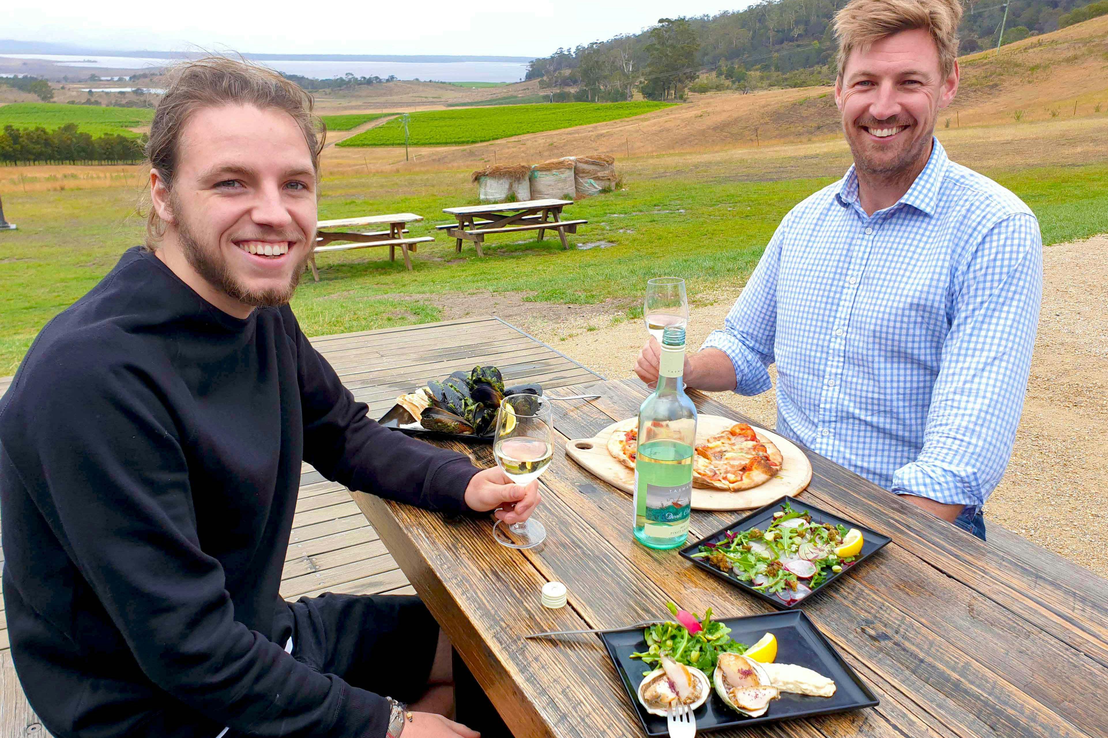 デビルズコーナーのブドウ畑で美味しいピザとシーフードを楽しもう