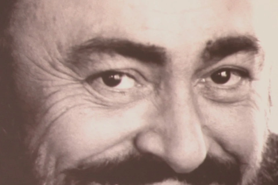 Pavarotti's painting with entrance into the house
