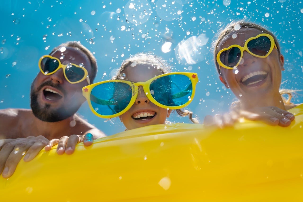 Gezinspret met de wateractiviteitenbank op Ibiza