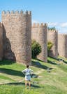 Turista en la muralla de Ávila