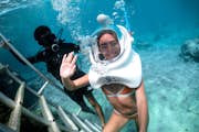 Passeggiata subacquea con il casco a Cozumel.
