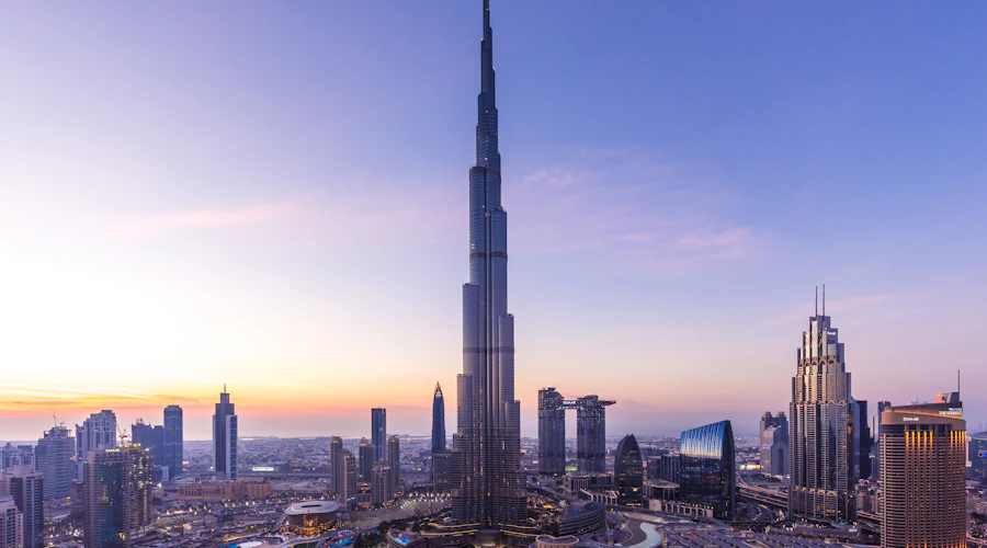 Burj Khalifa en Dubai skyline gezien vanaf Palm Jumeirah
