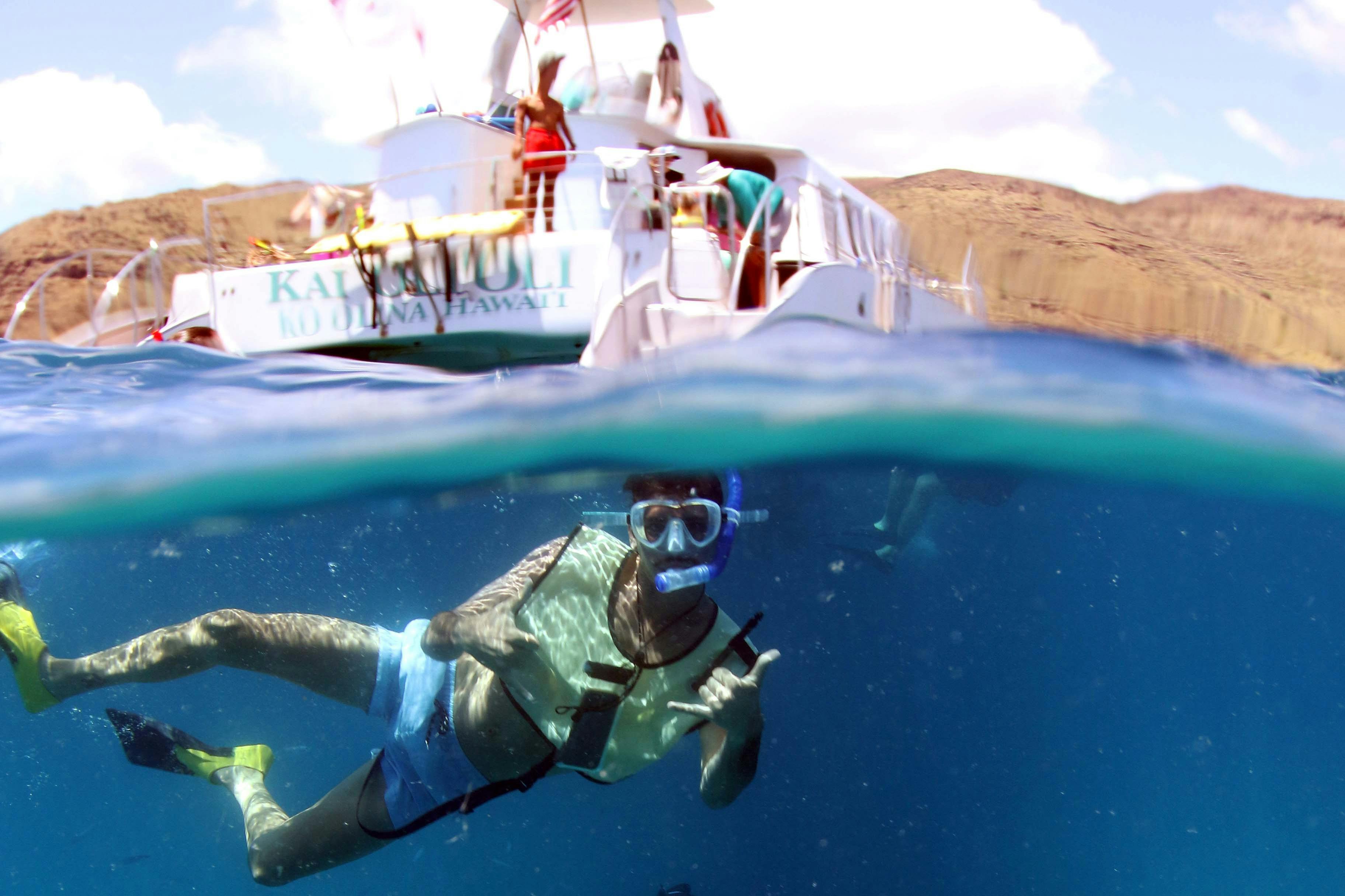 Oceán a vybavení pro šnorchlování od dodavatele s lodí nahoře