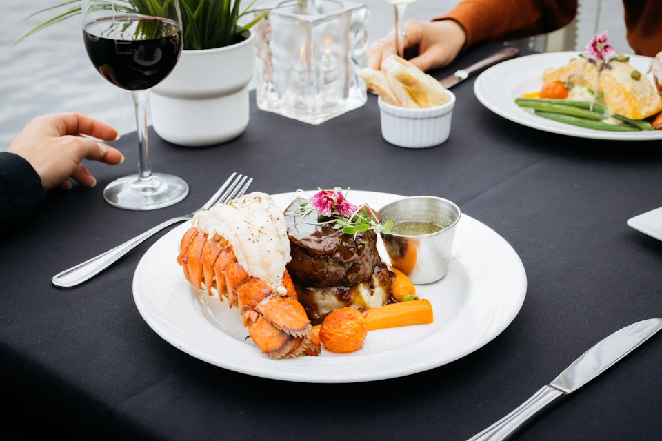 Signature Dinner Cruise in Montreal