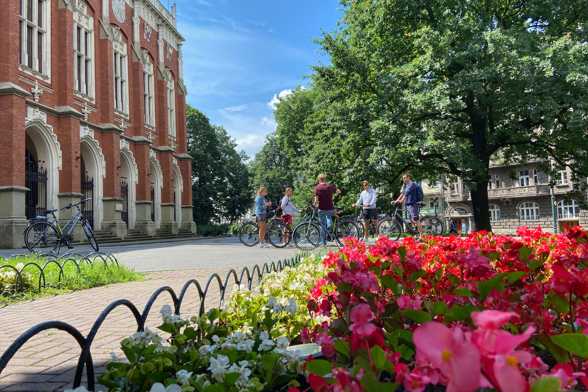 Beautiful weather, beautiful flowers and beautiful buildings in Krakow. The perfect recipe for a beautiful tour!