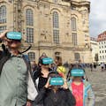 Familia con gafas de RV delante de la Frauenkirche de Dresde