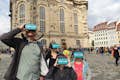 Famille avec des lunettes de réalité virtuelle devant l'église Notre-Dame de Dresde