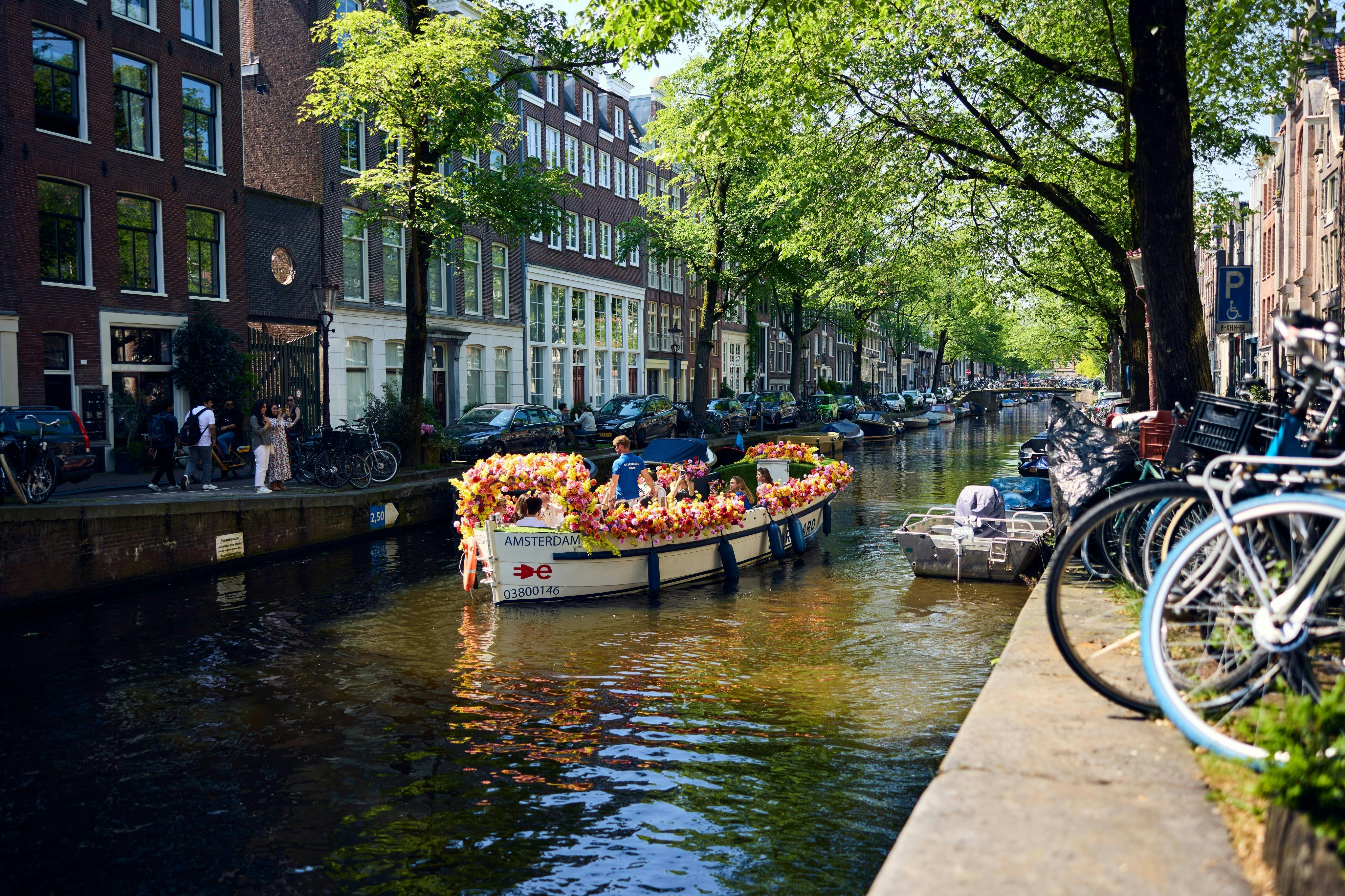 플라워 보트 타고 즐기는 운하 크루즈