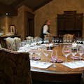 Un tavolo pieno pronto per un'esperienza di degustazione nel Winemaker's Loft.