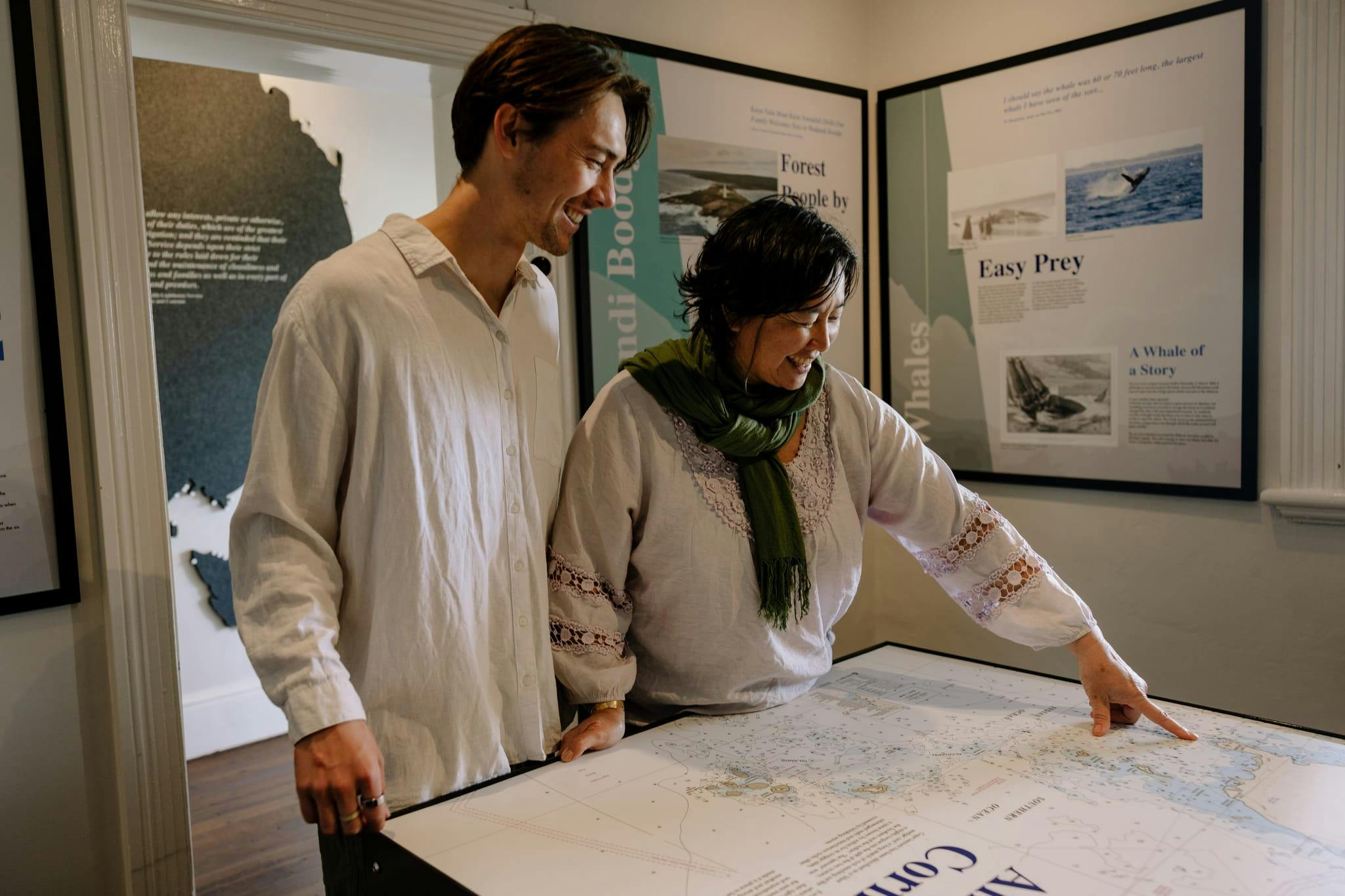 参观讲解中心的游客