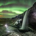 A aurora boreal na cachoeira Seljalandsfoss