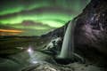 A aurora boreal na cachoeira Seljalandsfoss