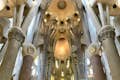 Εντυπωσιακό εσωτερικό της Σαγράδα Φαμίλια, αναδεικνύοντας τον καινοτόμο σχεδιασμό και το βιτρό του Γκαουντί