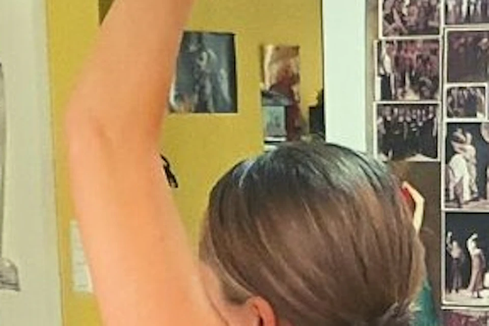Friends celebrating a birthday by learning flamenco with us