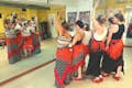 Vrienden vieren een verjaardag door flamenco met ons te leren