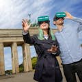브란덴부르크 문 앞에서 VR 안경을 착용한 커플