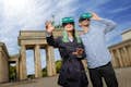 Couple avec lunettes VR devant la Porte de Brandebourg