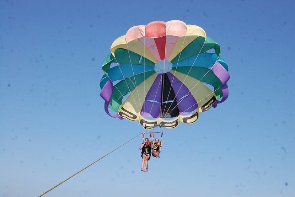 Excursion de plongée en apnée dans la baie d'Orange, parachute ascensionnel et sports nautiques avec transfert - Hurghada