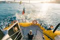 Dentro do Yellow Boat, você pode desfrutar de bebidas e de um ambiente aconchegante enquanto aprecia a vista panorâmica da orla de Lisboa