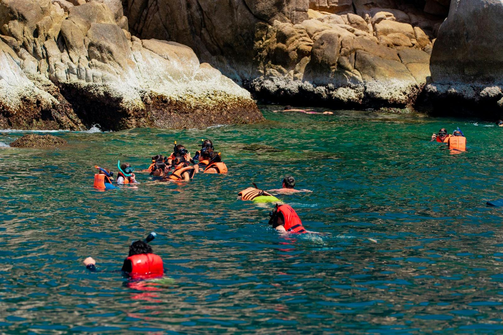 第一站：「Hin Wong」岩湾，在天然珊瑚中浮潜。