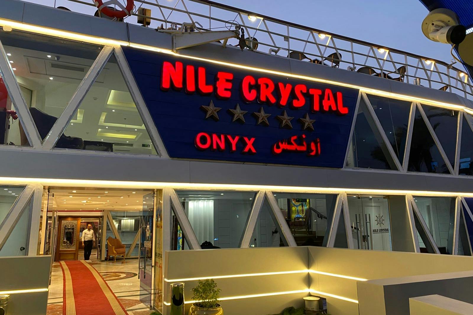 开罗尼罗河上的晚餐巡游是度过夜晚的绝佳方式。