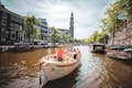 Vlajková loď plavby po kanálu s Live Guide na amsterdamském kanálu mezi hausbóty